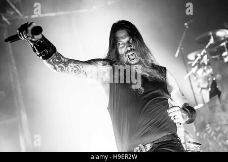 Milano, Italia. Xxi Nov, 2016. Swedish band death metal Amon Amarth sul palco durante i loro show all'Alcatraz. © Mairo Cinquetti/Pacific Press/Alamy Live News Foto Stock