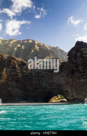 Vista da una barca verso la famosa costa di Na Pali sulla costa Nord di Kauai, Hawaii, Stati Uniti d'America. Foto Stock