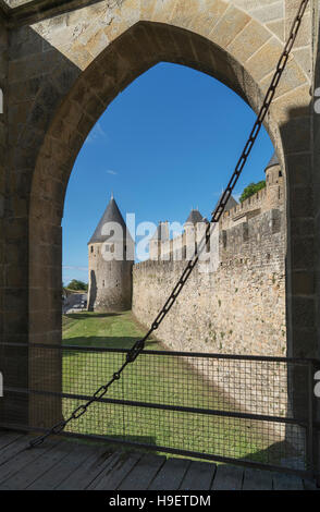 Arco dietro il cancello di castello di Carcassonne, Languedoc-Roussillon, Francia Foto Stock