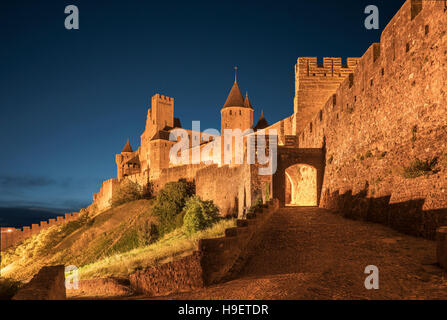 Strada per il castello di notte in Carcassonne, Languedoc-Roussillon, Francia Foto Stock