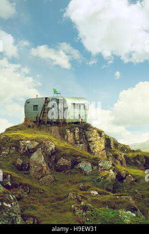 Motor home su di una collina nel verde paesaggio Foto Stock