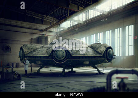 Scienziato ricerca astronave in hangar Foto Stock
