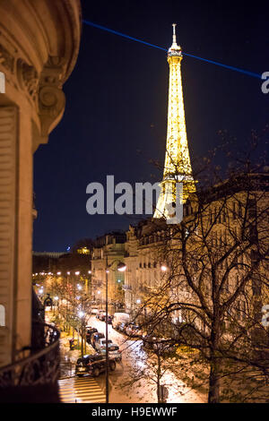 La torre Eiffel illuminata di notte, Parigi, Francia Foto Stock