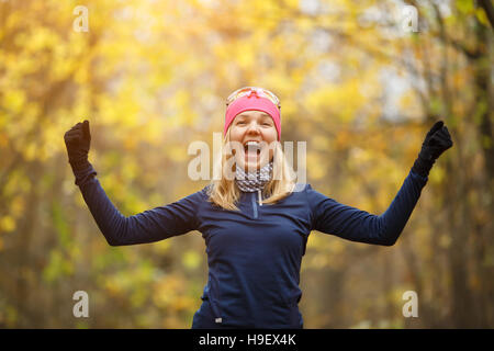 La ragazza di sportswear facendo esercizi Foto Stock