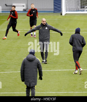 Manchester City manager Pep Guardiola durante una sessione di formazione in anticipo della UEFA Champions League group stage corrispondono al City Football Academy, Manchester. Foto Stock