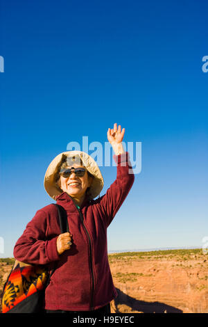Donna Giapponese sventolando all'aperto Foto Stock