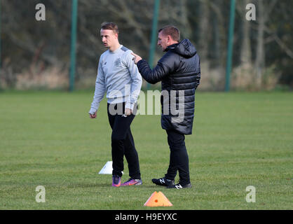 Il Celtic Leigh Griffiths (sinistra) parla di manager Brendan Rodgers durante una sessione di formazione in anticipo della UEFA Champions League group stage corrispondono a Manchester e Glasgow. Stampa foto di associazione. Picture Data: martedì 22 novembre, 2016. Vedere PA storia celtica di calcio. Foto di credito dovrebbe leggere: Andrew Milligan/filo PA. Foto Stock