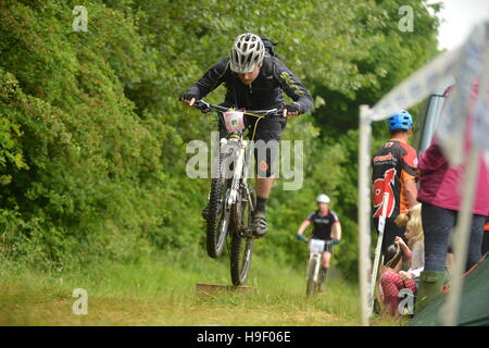 Bristol, Regno Unito. 11 Giugno, 2016. Il Bristol Bikefest iniziato Sabato mattina in Ashton Court Bristol. La manifestazione è una 12 Ore Endurance race bike che c Foto Stock