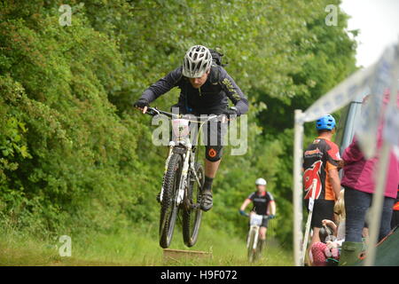 Bristol, Regno Unito. 11 Giugno, 2016. Il Bristol Bikefest iniziato Sabato mattina in Ashton Court Bristol. La manifestazione è una 12 Ore Endurance race bike che c Foto Stock