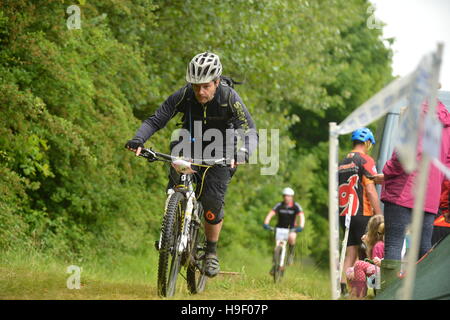 Bristol, Regno Unito. 11 Giugno, 2016. Il Bristol Bikefest iniziato Sabato mattina in Ashton Court Bristol. La manifestazione è una 12 Ore Endurance race bike che c Foto Stock