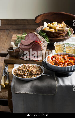 Fette di prosciutto su un tavolo buffet Foto Stock