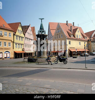 Schwaben, 1980er. Landkreis Donau-Ries. Nördlingen an der Romantischen Strasse. Kriegerbrunnen am Rübenmarkt. Di Svevia, degli anni ottanta. Donau-Ries county. Noerdlingen sulla Strada Romantica. Fontana Kriegerbrunnen, Ruebenmarkt. Foto Stock