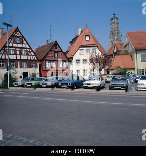 Schwaben, 1980er. Landkreis Donau-Ries. Nördlingen an der Romantischen Strasse. Historische Häuser und der Kirchturm der San Georgskirche, genannt 'der Daniel'. Di Svevia, degli anni ottanta. Donau-Ries county. Noerdlingen sulla Strada Romantica. Edifici storici e il campanile di una chiesa della St Georg chiesa, denominato 'il Daniel'. Foto Stock