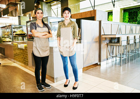 Ritratto di lavoratori sorridente nel food court Foto Stock