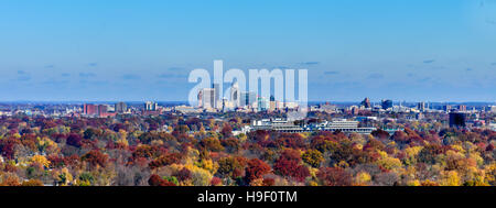 LOUISVILLE, KY, Stati Uniti d'America - 20 NOV 2016: Autunno foto di Louisville KY skyline con Churchill Downs nella foregound. Foto scattata a Iroquois Park Nord uovere Foto Stock