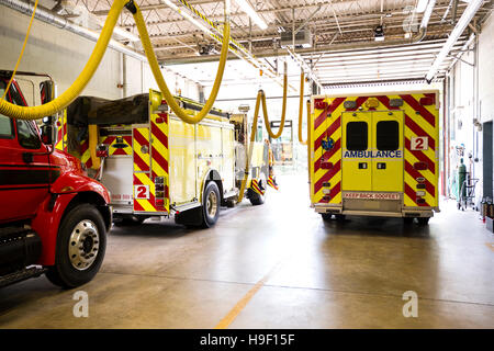 Il fuoco di camion in stazione dei vigili del fuoco Foto Stock