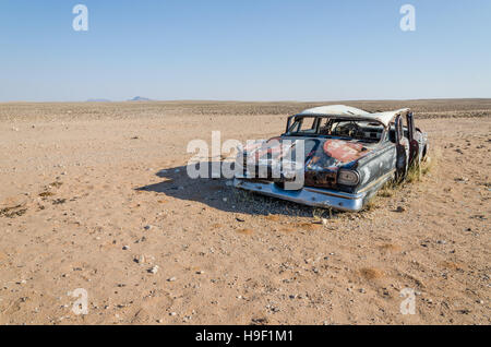 Relitto della berlina classica auto abbandonate nel profondo del deserto del Namib dell Angola Foto Stock