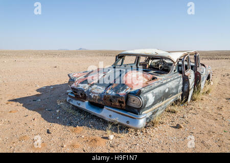 Relitto della berlina classica auto abbandonate nel profondo del deserto del Namib dell Angola Foto Stock