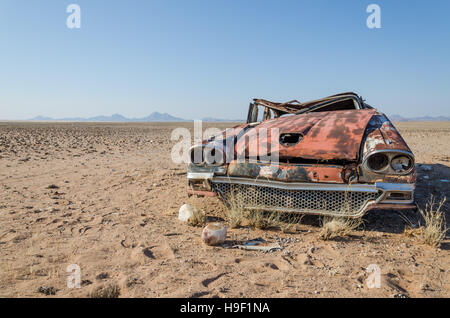 Relitto della berlina classica auto abbandonate nel profondo del deserto del Namib dell Angola Foto Stock