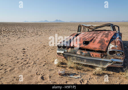 Relitto della berlina classica auto abbandonate nel profondo del deserto del Namib dell Angola Foto Stock