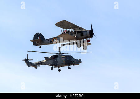 Royal Navy Fairey Swordfish biplanare e Agusta Westland AW159 Wildcat ( black cats ) elicottero escort Foto Stock