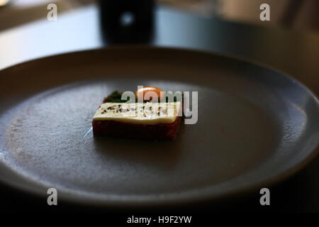 Tartare di cervo con quaglie tuorlo d'uovo, il burro ed erba cipollina Foto Stock