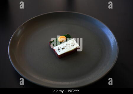 Tartare di cervo con quaglie tuorlo d'uovo, il burro ed erba cipollina Foto Stock