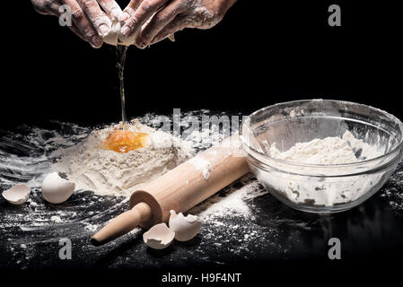 Chiusura del Mans forti mani di impastare la pasta Foto Stock