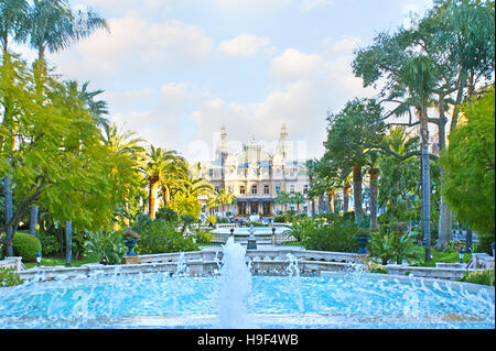 I giardini di Monte Carlo con ombrosi vicoli, scenic fontane e aria fresca sono il posto migliore per rilassarsi e godere della vista della Salle Garnier - Opera Foto Stock