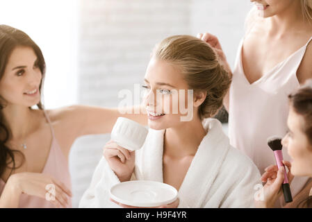 Sposa il piacere di bere il tè e prepararsi Foto Stock