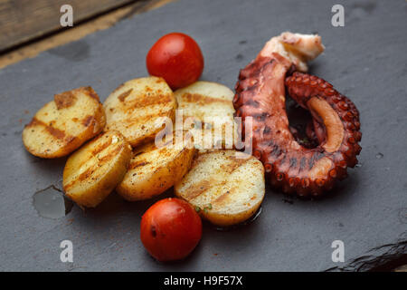 Grigliata di patate con frutti di mare polpo Foto Stock