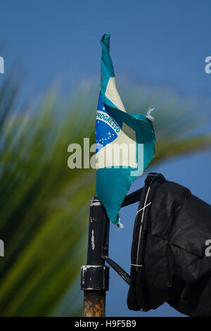 Bandiera brasiliana sulla cima di indicatore del vento Foto Stock