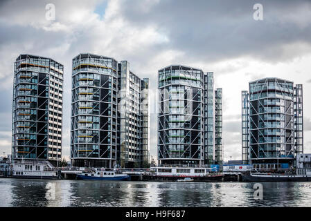 Nuovi edifici e case galleggianti sul fiume Tamigi, Londra Foto Stock