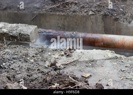 Rotture di vecchie tubazioni del sistema di riscaldamento; di spruzzi di acqua sotto pressione Foto Stock