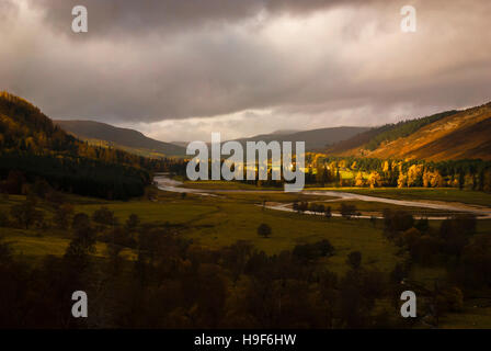 Il Mar lodge estate illuminato di luce per il pranzo con il fiume Dee che fluisce oltre Foto Stock