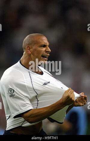 RIO FERDINAND CELEBRA LA DANIMARCA V INGHILTERRA grande stadio SWAN Niigata Giappone 15 Giugno 2002 Foto Stock