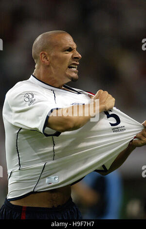 RIO FERDINAND CELEBRA IL TRAGUARDO DANIMARCA V INGHILTERRA grande stadio SWAN Niigata Giappone 15 Giugno 2002 Foto Stock