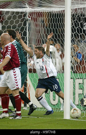 MICHAEL OWEN CELEBRA IL TRAGUARDO DANIMARCA V INGHILTERRA grande stadio SWAN Niigata Giappone 15 Giugno 2002 Foto Stock