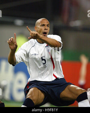 RIO FERDINAND CELEBRA IL TRAGUARDO DANIMARCA V INGHILTERRA grande stadio SWAN Niigata Giappone 15 Giugno 2002 Foto Stock