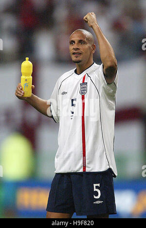 RIO FERDINAND CELEBRA LA DANIMARCA V INGHILTERRA grande stadio SWAN Niigata Giappone 15 Giugno 2002 Foto Stock