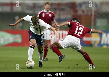 MICHAEL OWEN & Niclas JENSEN DANIMARCA V INGHILTERRA NIIGATA STADIUM BIG SWAN Niigata Giappone 15 Giugno 2002 Foto Stock