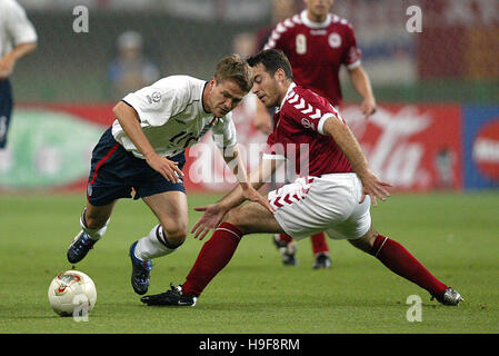 MICHAEL OWEN & Niclas JENSEN DANIMARCA V INGHILTERRA NIIGATA STADIUM BIG SWAN Niigata Giappone 15 Giugno 2002 Foto Stock