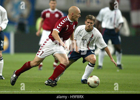 THOMAS GRAVESEN & Michael OWEN DANIMARCA V INGHILTERRA NIIGATA STADIUM BIG SWAN Niigata Giappone 15 Giugno 2002 Foto Stock