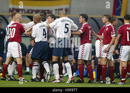 In Inghilterra i giocatori oggetto DANIMARCA V INGHILTERRA NIIGATA STADIUM BIG SWAN Niigata Giappone 15 Giugno 2002 Foto Stock