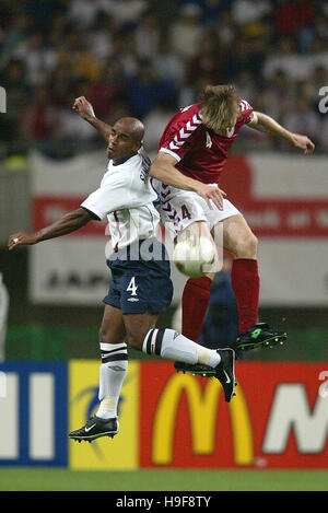 TREVOR SINCLAIR Martin LAURSEN DANIMARCA V INGHILTERRA NIIGATA STADIUM BIG SWAN Niigata Giappone 15 Giugno 2002 Foto Stock