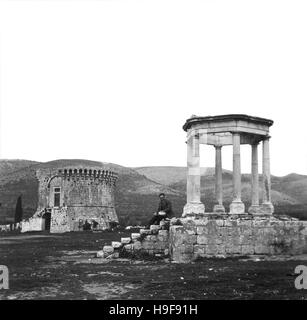 TRAU o Trogir rovine romane con la torre di San Marco (a sinistra) e il tempio in Croazia 1930 Foto Stock