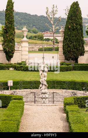 Vicenza, Italia - 13 Maggio 2015: Parco di Villa Cordellina Lombardi, costruito nel XVIII secolo. Foto Stock