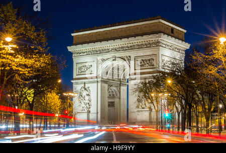 L'Arco Trionfale è uno dei monumenti più visitati di Parigi.it onori coloro che morirono e combattuto per la Francia. Foto Stock