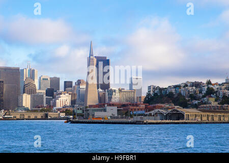 Bella vista diurna del San Francisco California skyline edifici e bay Foto Stock