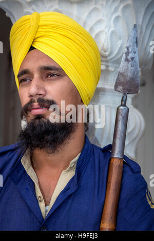 Guardia sikh nel Tempio Dorato Complesso nella città Sikh di Amritsar Punjab, India settentrionale Foto Stock